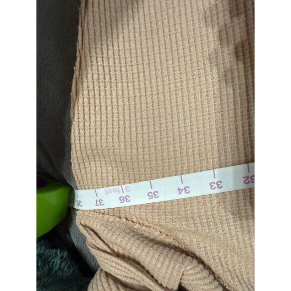 Free People SZ Medium Oversized Beige Boxy Waffle Long Sleeve Thermal Top Women - Picture 11 of 12